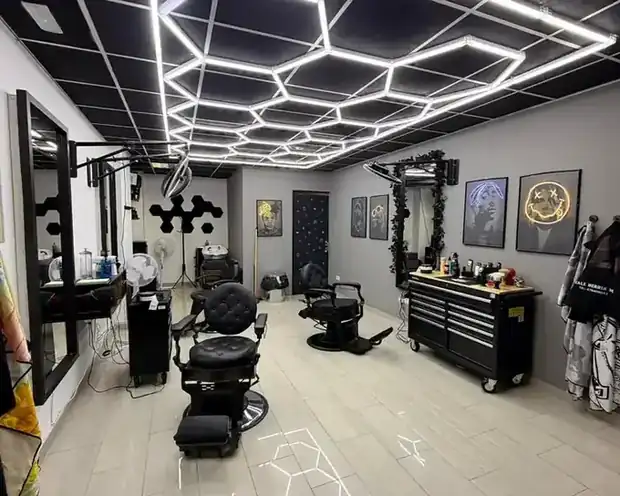 Interior moderno de FLAMA BARBER SHOP